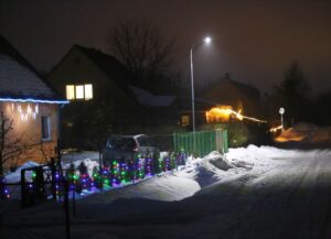 Iedegas Ziemsvētku gaismiņas.