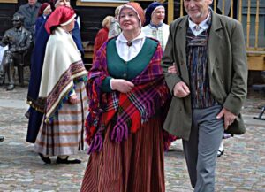 Kabiles tautastērpi 4.maija parādē Kuldīgā