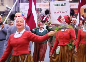 Mūsējie – Dziesmu svētku gājienā.