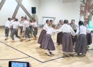 Mūsu mazie dejotāji palīdz atnākt pavasarim