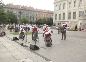 “Kamēr vari” – starptautiskā tautas deju festivālā Ungārijā